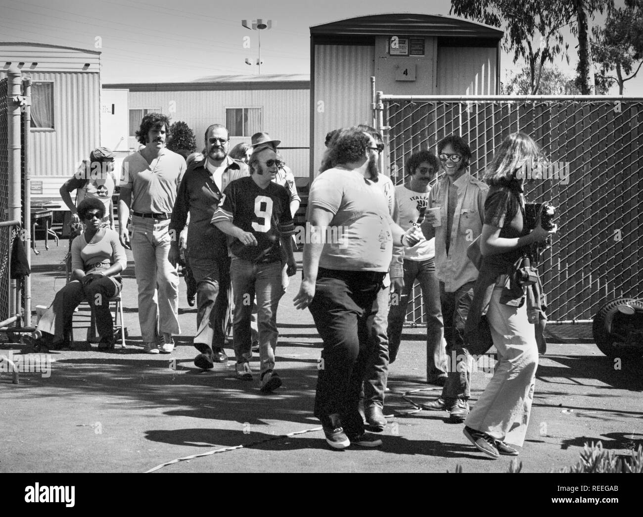 OAKLAND, USA - 14. Juli: Nach der Show: CROSBY, STILLS, NASH & YOUNG live auf der Bühne am Oakland, Kalifornien am 14. Juli 1974 während ihres 1974 US Tour. R-L Annie Leibovitz, Neil Young, Joe Lala. Stephen Stills mit Nr 9 T-Stück. (Foto von Gijsbert Hanekroot) Stockfoto