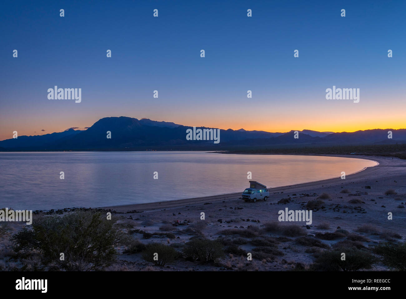 Volkswagon Westfalia zelteten auf La Gringa Strand, Bahia de Los Angeles, Baja California, Mexiko. Stockfoto