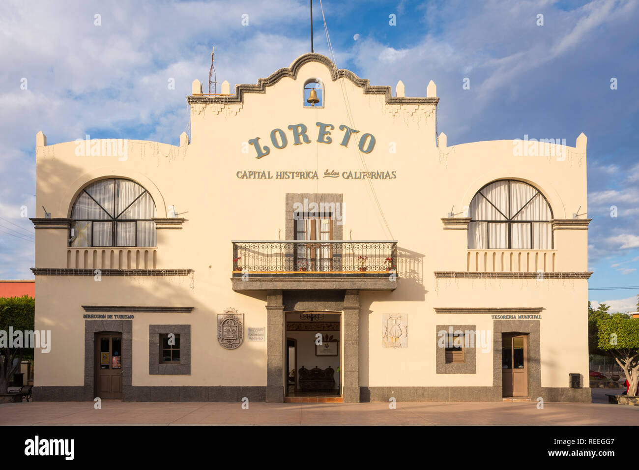 Rathaus am Plaza Benito Juarez in Loreto, Baja California Sur, Mexiko. Loreto war die erste spanische Kolonialstadt in Baja und die ursprüngliche Capitol-o Stockfoto