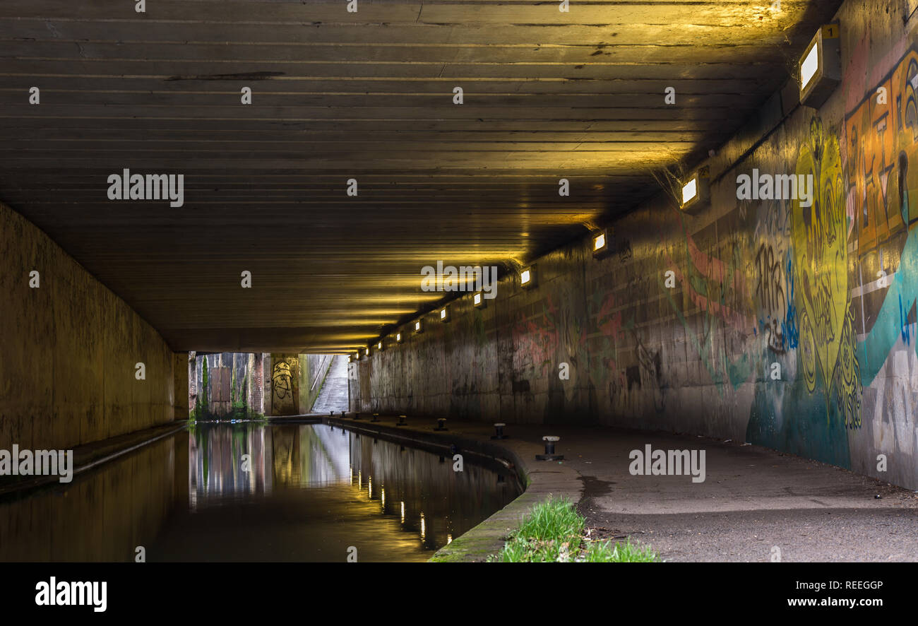 Landschaft der Kanalseite Graffiti gesprüht auf Wände in Fußgängerunterführung, Kidderminster GROSSBRITANNIEN. Geißel unserer Wasserstraßen Erbe oder künstlerischen Ausdruck? Stockfoto