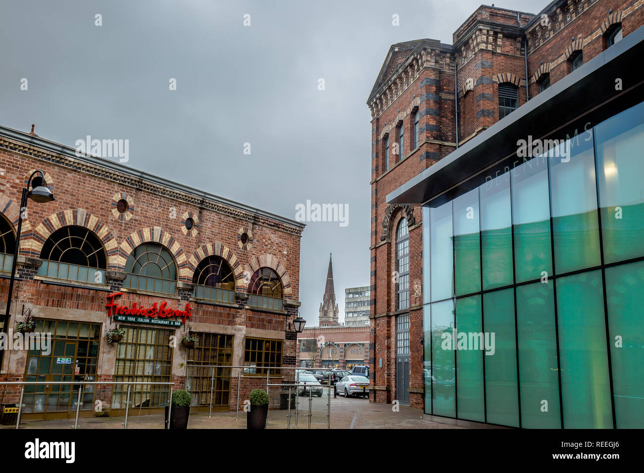 Landschaft schoss der Stadt Sanierung. Denkmalgeschützten historischen Teppich Mühlengebäude in Kidderminster jetzt renoviert bilden Weaver's Wharf. Stockfoto