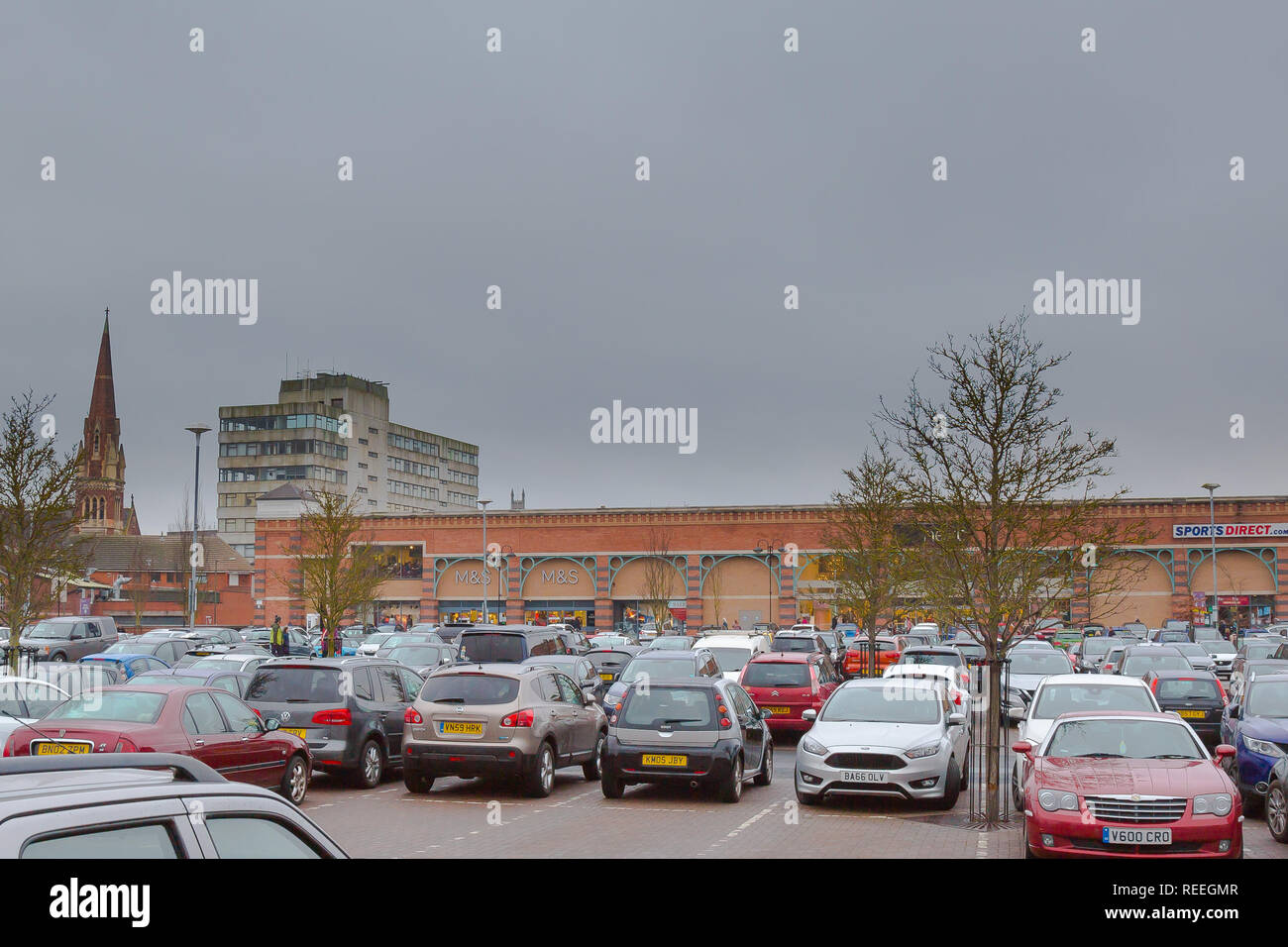 Autos parkten in Weaver's Wharf, Kidderminster, trister Januarsamstagmorgen; Einkaufstherapie für Wochenendeinkäufer vor dem Blauen Montag. Stockfoto