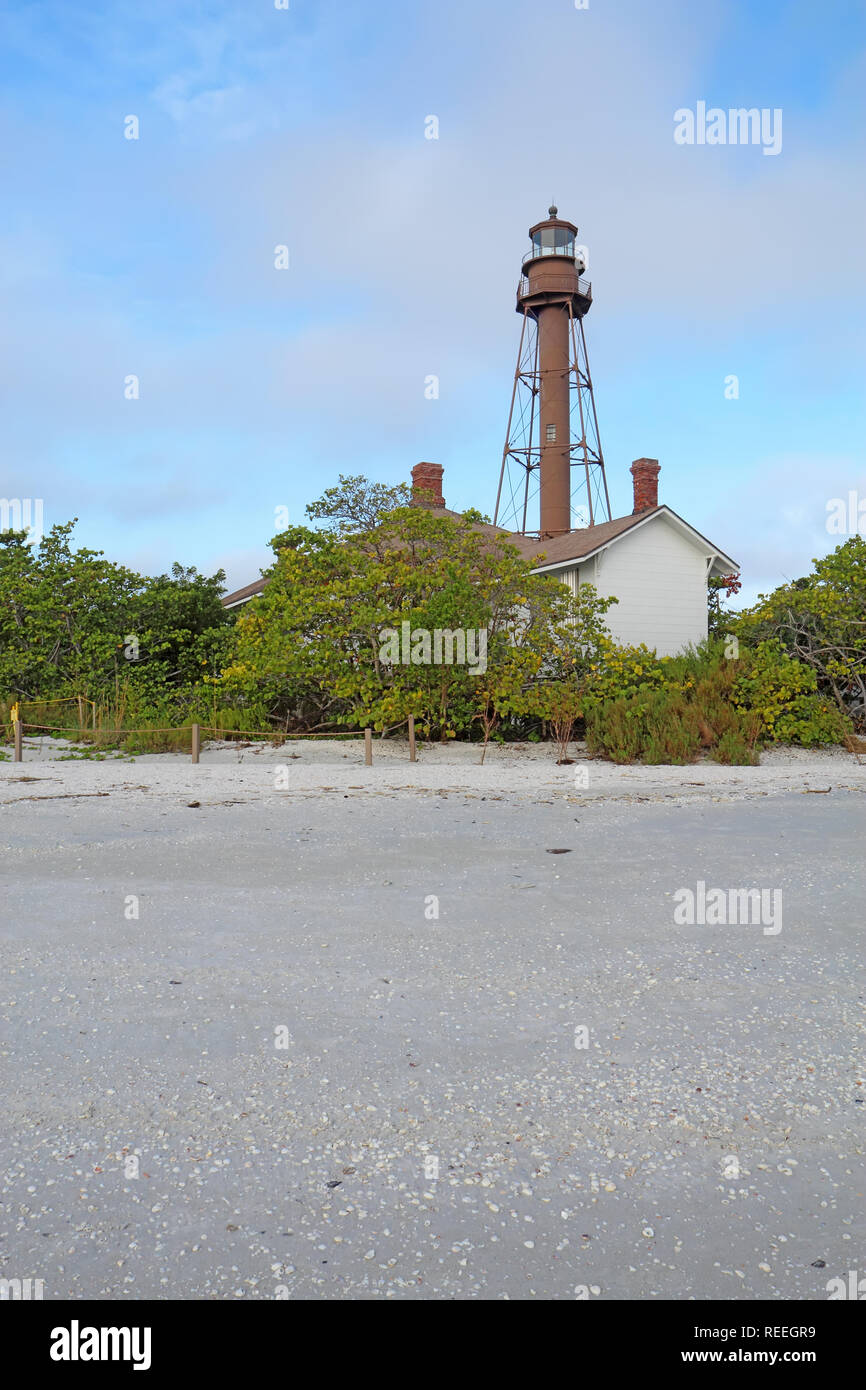 Die Sanibel Island oder Punkt Ybel Licht auf Sanibel Island, Florida mit umgebenden Vegetation von Lighthouse Beach Park gesehen senkrecht Stockfoto