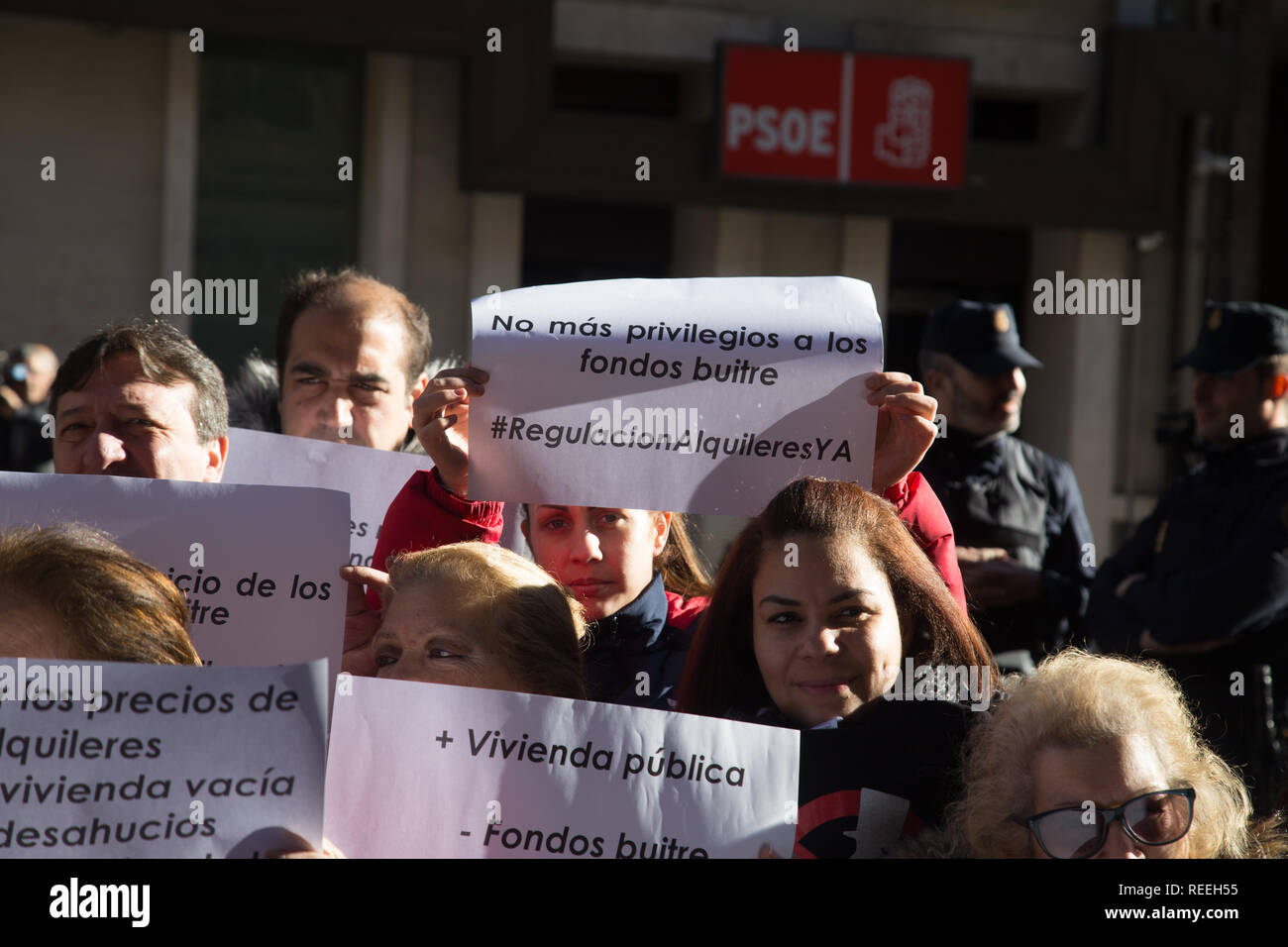 Aktivisten werden gesehen, Plakate während des Protestes. Aktivistinnen der Plattform betroffen, die durch Hypotheken und der Union der Pächter von Madrid Nachfrage vor dem Hauptquartier der PSOE an der Ferraz Straße in Madrid zu fairen Preisen mieten als Protest gegen die Erhöhung der Preise und der vulture funds in der Stadt. Stockfoto