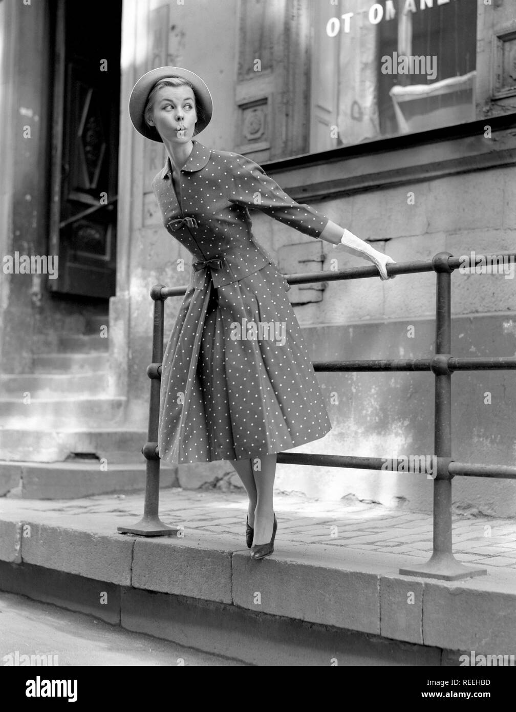 Mode in den 50er Jahren. Eine junge Frau trägt eine typische 50er Jahre Kleid. Das Muster ist übersät und die Höhe und Breite ist typisch für die Dekade. Schweden 1950. Foto Kristoffersson Ref315 A-16 Stockfoto