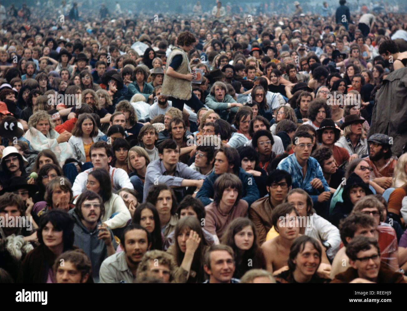 Eine große Menge von Fans sitzen vor der Bühne am Hollywood Music Festival im Leycett in der Nähe von Newcastle-under-Lyme, Großbritannien am 23. Mai 1970. (Foto von Gijsbert Hanekroot) *** Local Caption *** Hollywood Music Festival Stockfoto