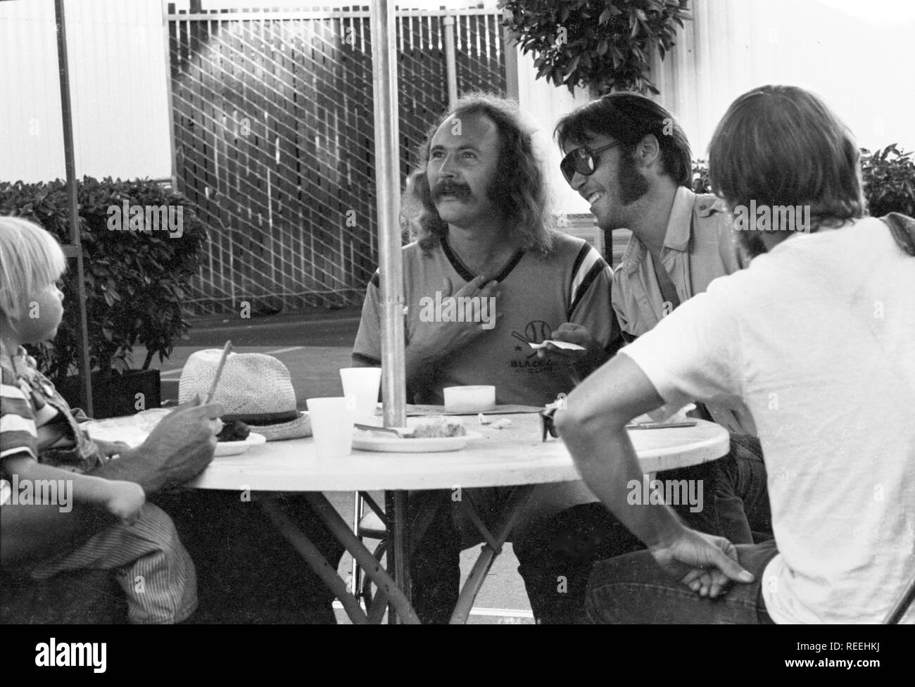 OAKLAND, USA - 14. Juli: L-R: Bernstein Junge Kind von Neil Young mit David Crosby. Von der Rückseite Tim Drummond. Backstage in Oakland, Kalifornien am 14. Juli 1974 während der CROSBY, STILLS, NASH & YOUNG 1974 US Tour (Foto von Gijsbert Hanekroot) Stockfoto