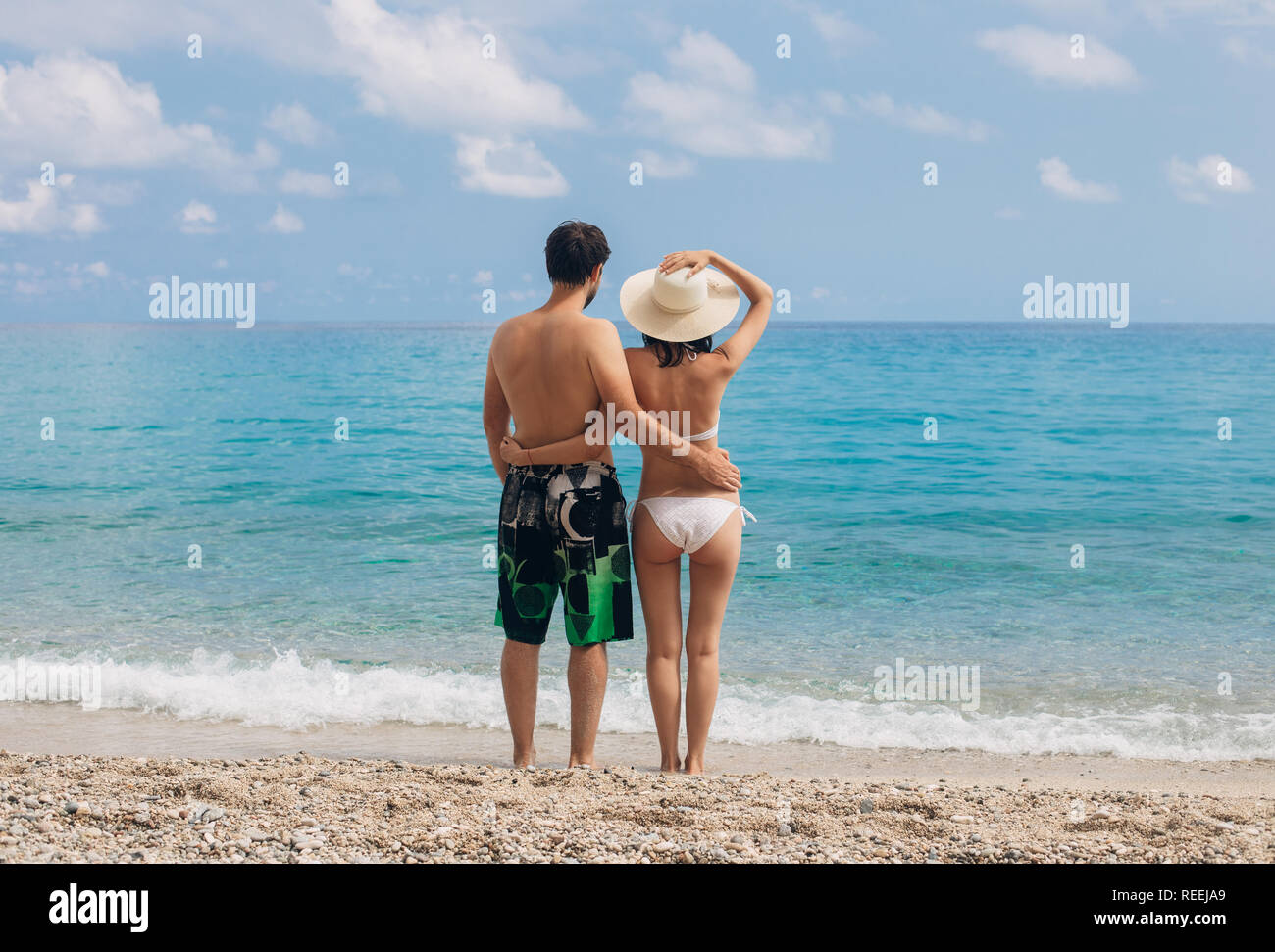 Glückliches Paar in Liebe am Strand Sommer Ferien. Meer Ferienhäuser Konzept Stockfoto