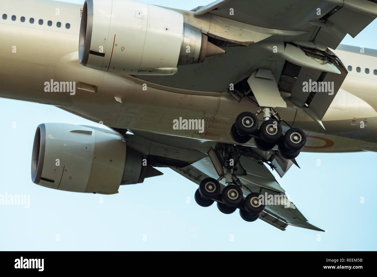 Closeup Gummiräder und Gehäuse von kommerziellen Fluggesellschaften. Passagierflugzeug landen oder starten. Luft- und Raumfahrttechnik. Flugzeug fliegen auf blauen Himmel. Airc Stockfoto