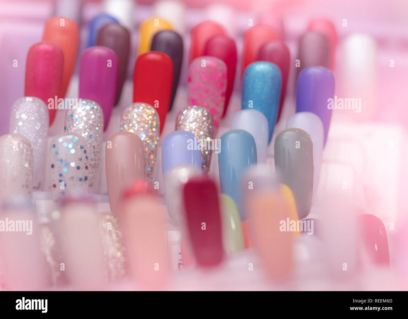 Farbenfrohe knstliche Fingerngel im Nagelstudio Shop. Der Falsche Ngel  fr Kunden Farbe fr Manikre oder Pedikre in Nail Salon und Spa Shop zu  whlen. Nai Stockfotografie - Alamy