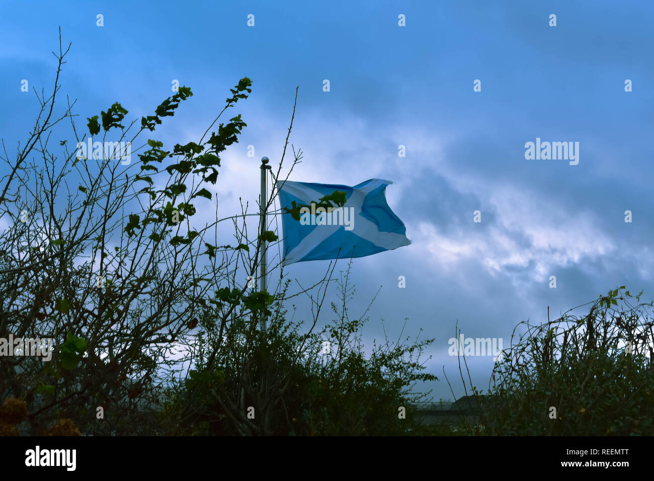 Schottische Flagge in der Nähe von Eilean Donan Castle Stockfoto