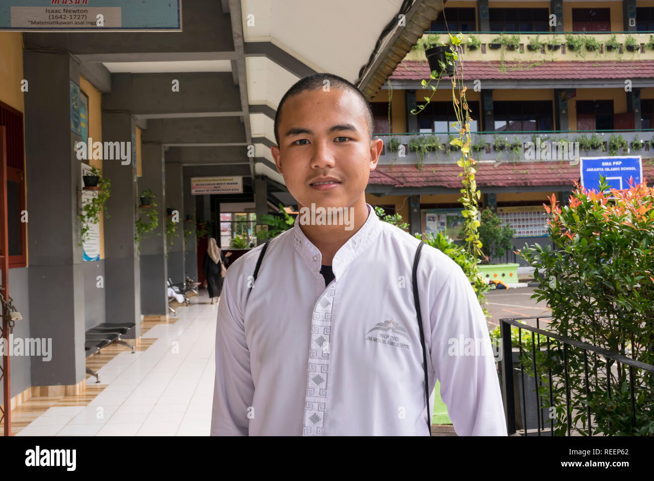 8.30, Dayak Junge in Uniform, IndonesianBook Stockfoto