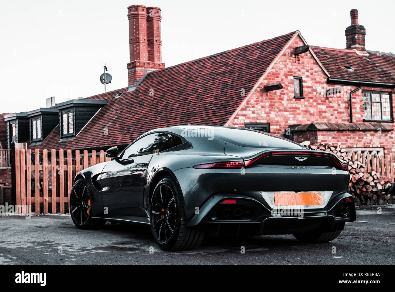 Aston Martin Vantage hinteren drei Viertel Ansicht vor dem Haus Stockfoto