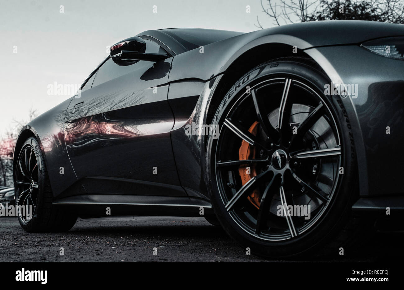 Aston Martin Vantage vorderen drei Viertel Seitenansicht Räder Stockfoto