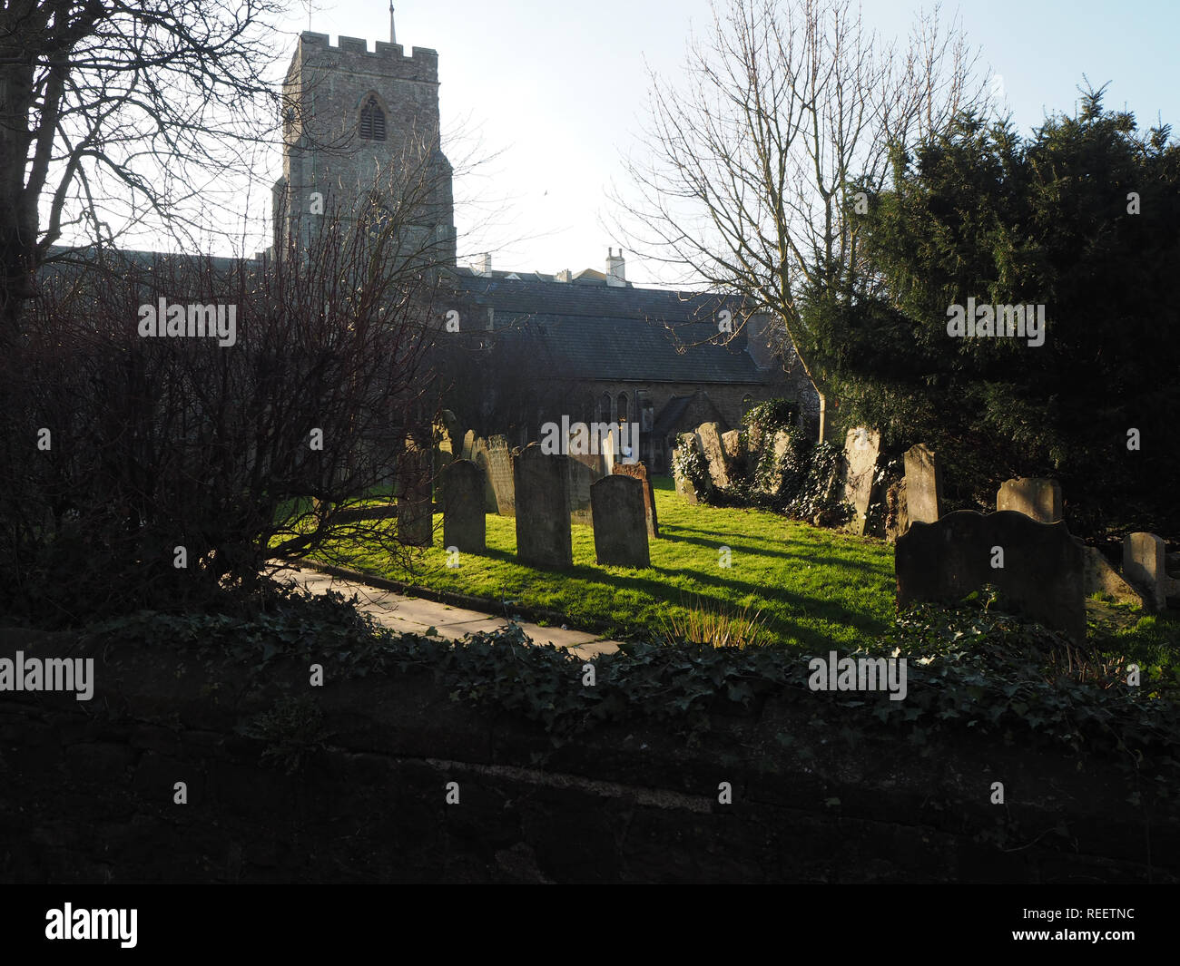 Friedhof und Kirche im Winter Sonnenuntergang Stockfoto