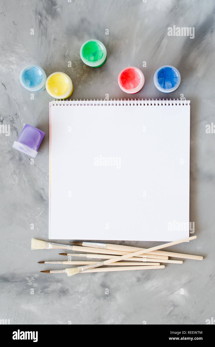 Leeres Weisses Blatt Papier Pinsel Und Farben Mock Up Zum Zeichnen Blick Von Oben Platz Kopieren Stockfotografie Alamy