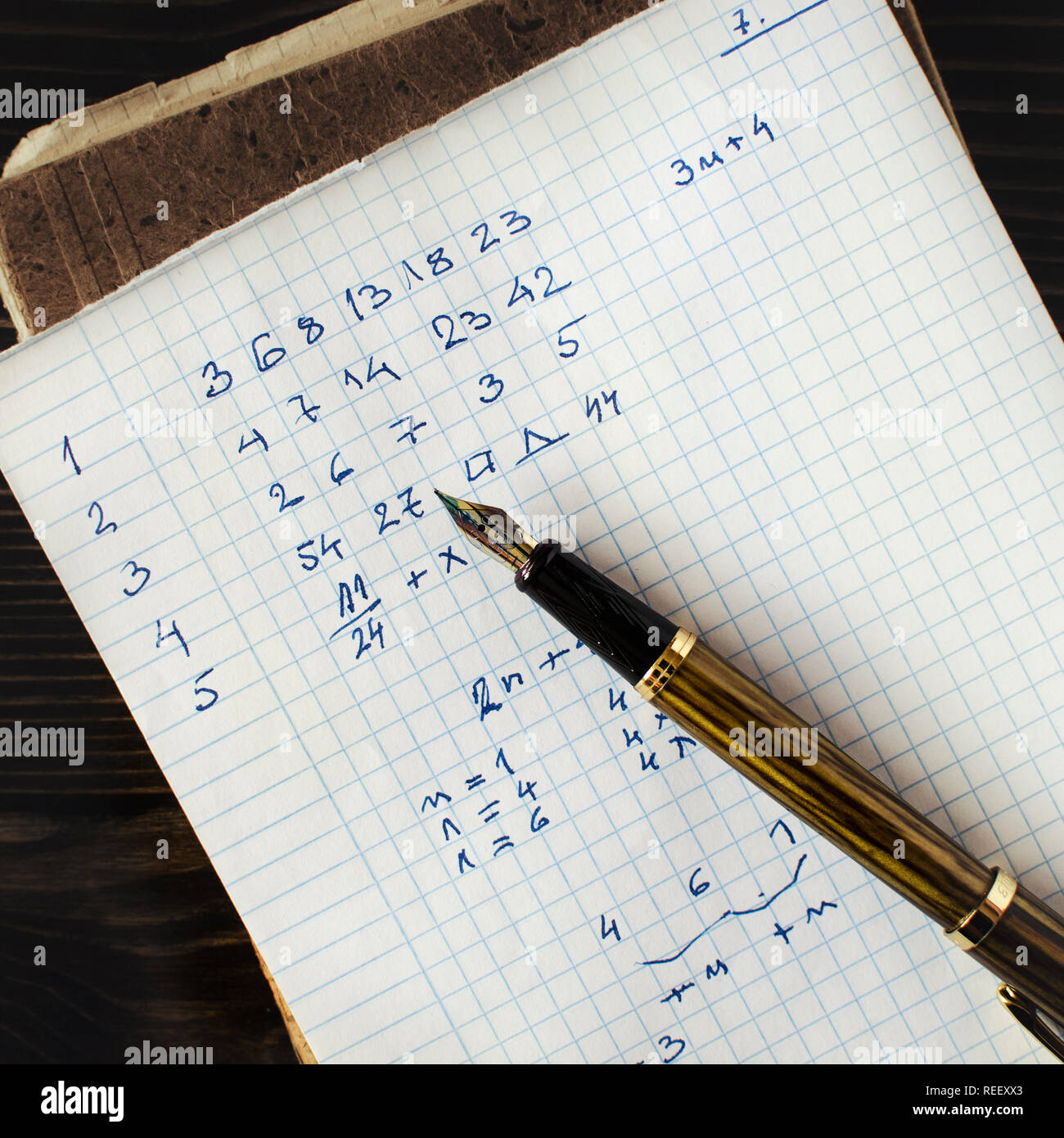 Die Lösung eines mathematischen Problems in einem Stück Papier, von oben Stockfoto
