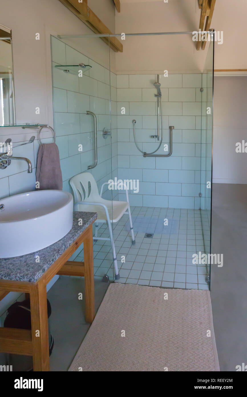 Behindertengerechte Dusche im Badezimmer des Hauses bei umweltfreundlichen oder Green living Nature Reserve in Südafrika Stockfoto