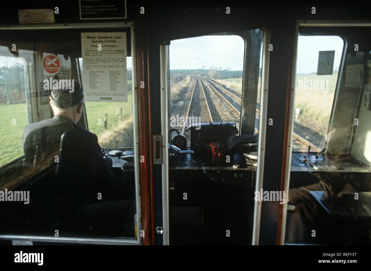 British Rail Diesel Multiple Unit Train driver auf der Cumbrian Coast Railway Line, North West England Stockfoto