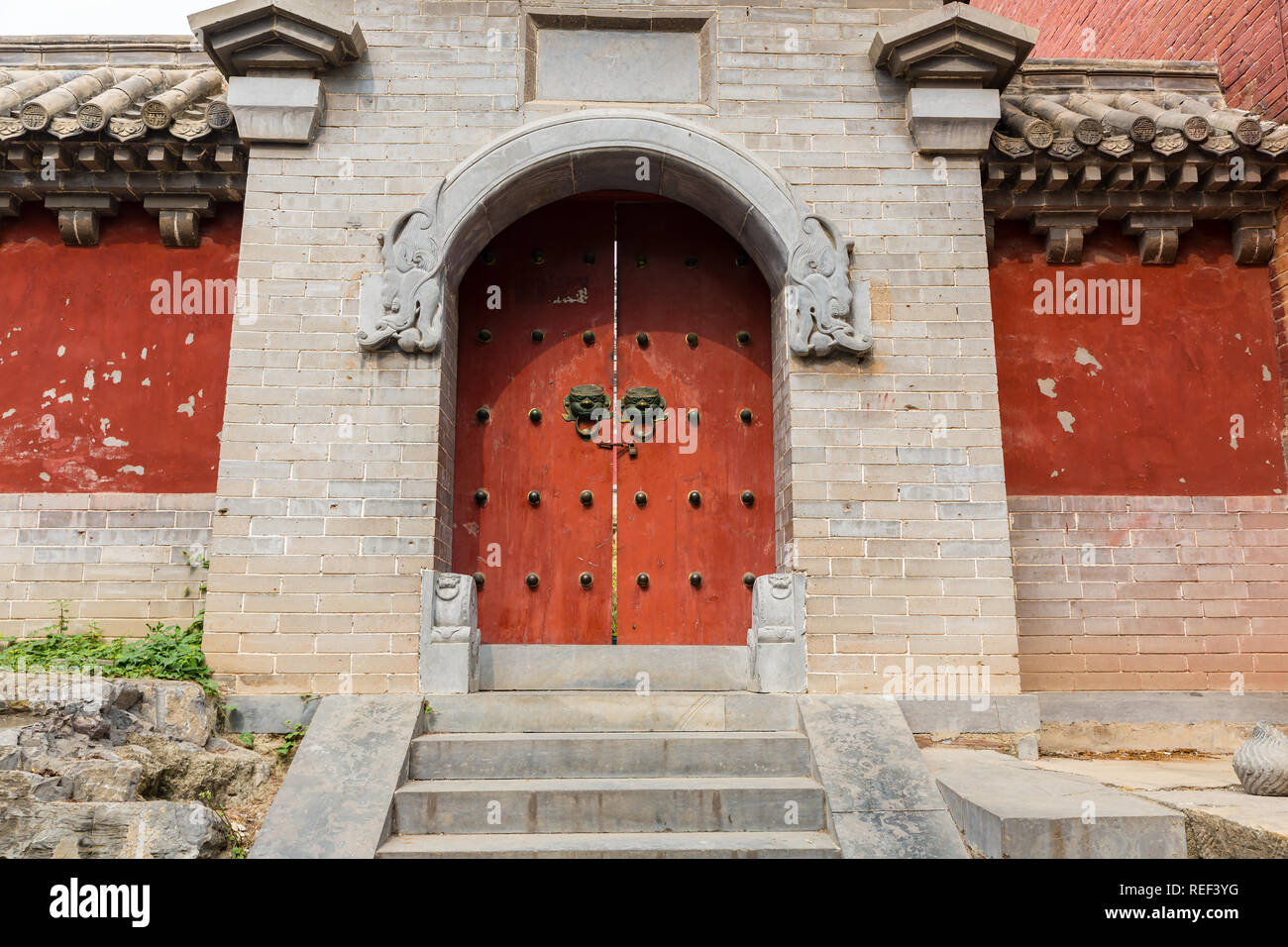 Dengfeng, China - 17. Oktober 2018: In einem alten Stein Tür innen Shaolin Tempel songshan Dengfeng city Provinz Henan in China. Stockfoto