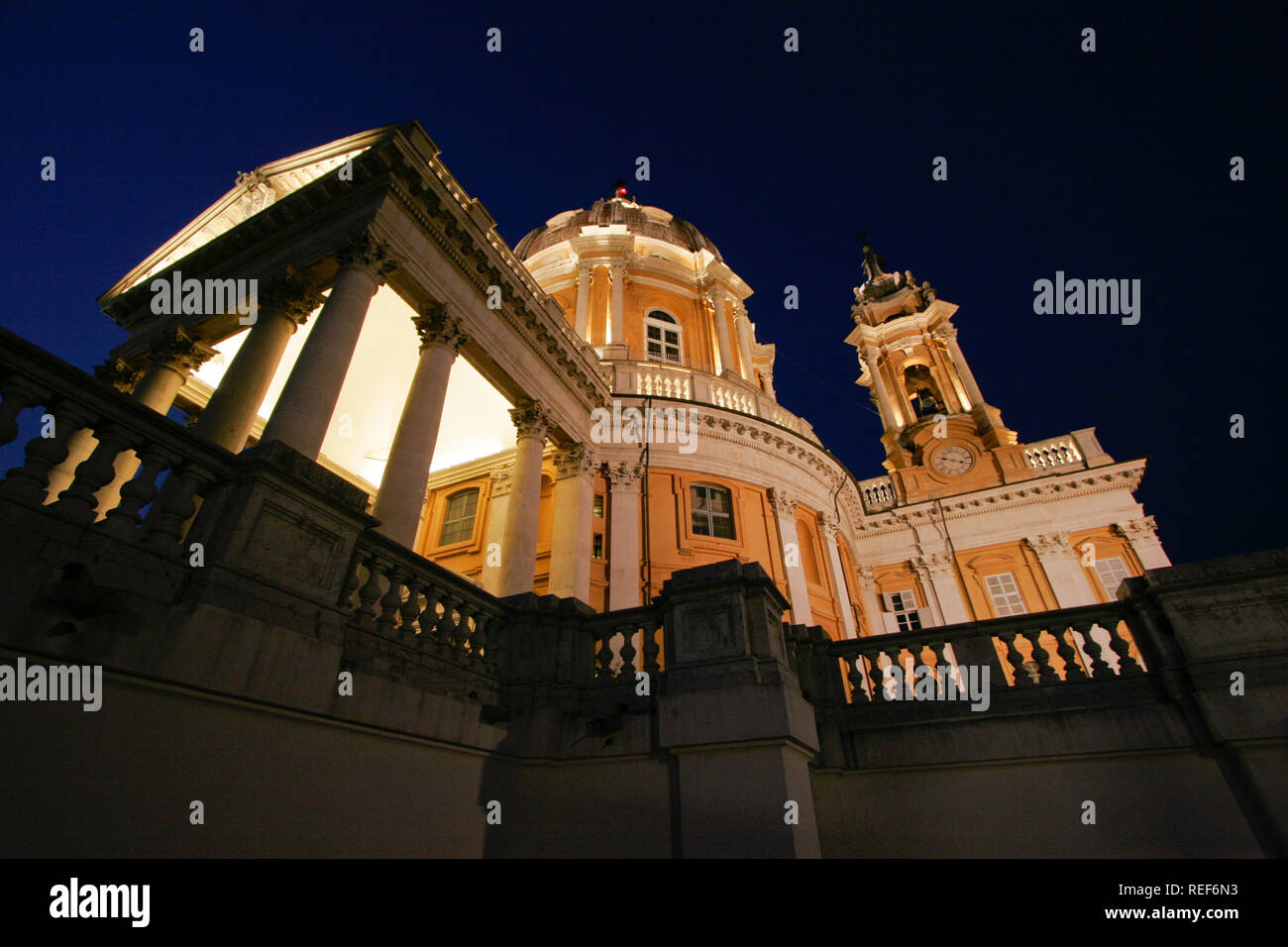 Bild von der Basilika Superga, in der Dämmerung, das sich nord-östlich auf dem gleichnamigen Hügel in der Nähe der Stadt Turin Stockfoto