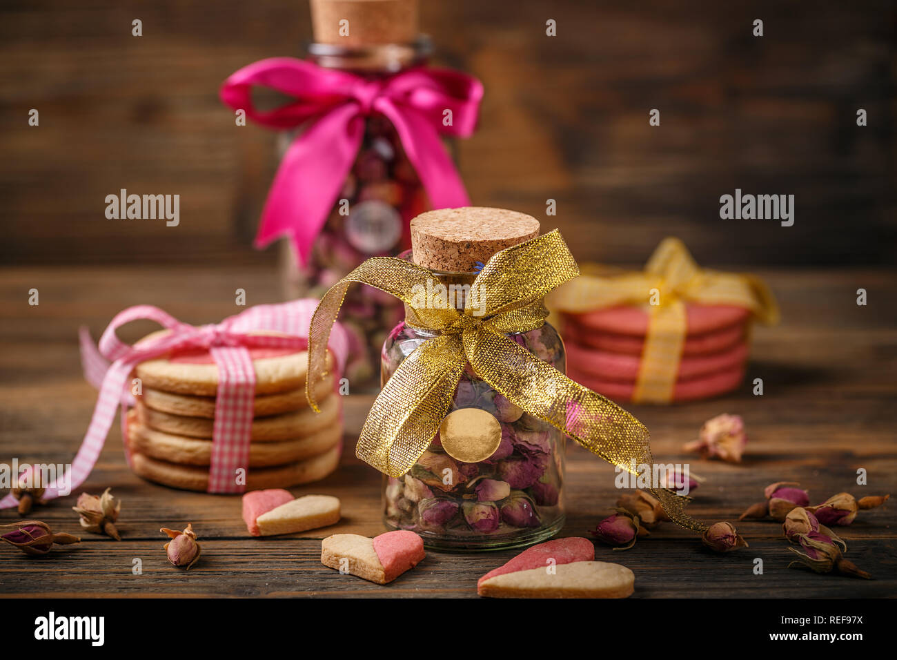 Valentinstag und Muttertag Konzept, rosenknospen Tee im Glas und Keksen auf hölzernen Hintergrund Stockfoto