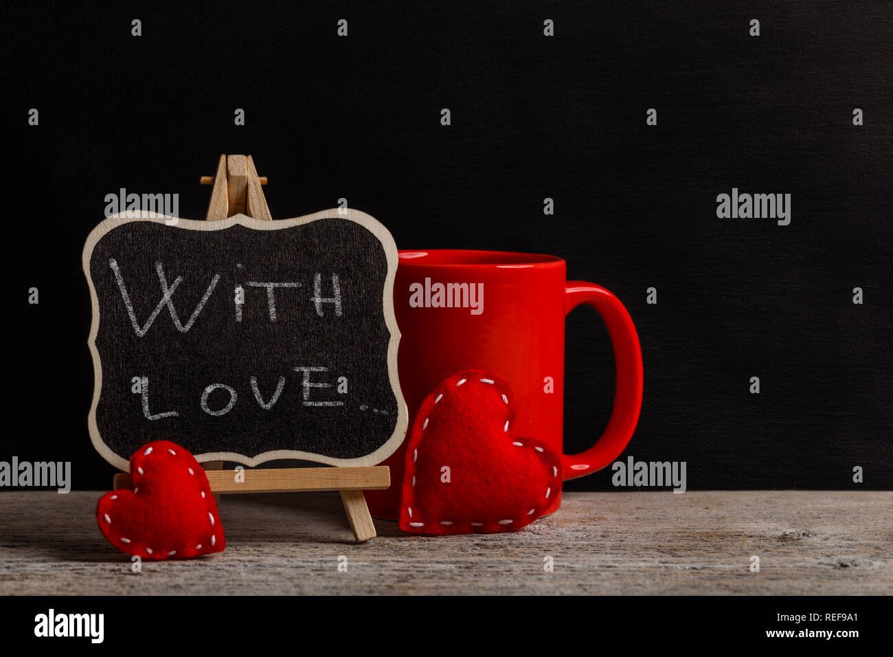Mit Liebe Phrase handschriftlich mit weißer Kreide auf Tafel Stockfoto