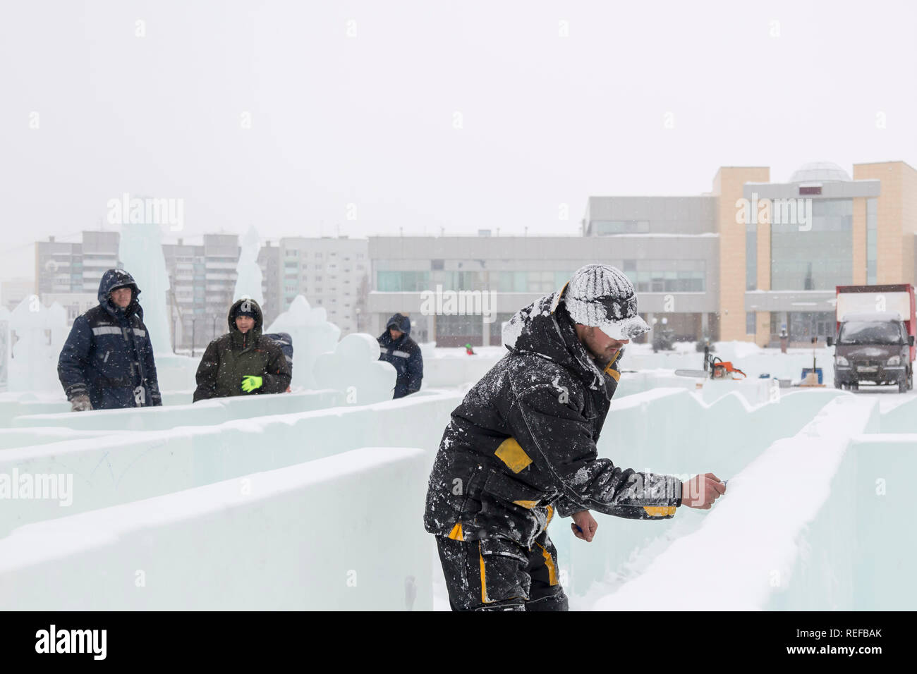 Zieht der Künstler die Konturen der künftigen ice Abbildung auf dem Eis Stockfoto