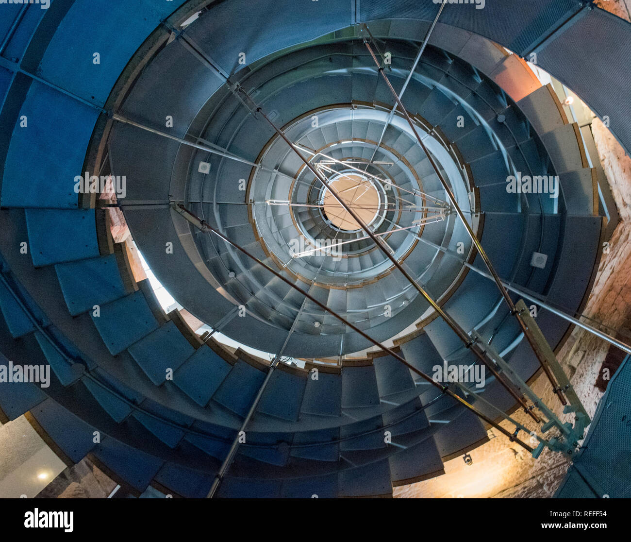 Suchen auf der Wendeltreppe im Leuchtturm, Schottlands Mitte für Design und Architektur, Glasgow. Stockfoto