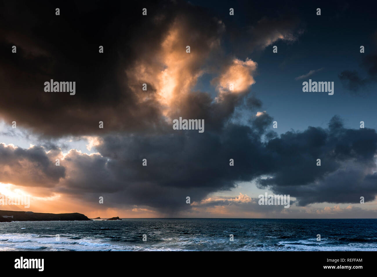 Dramatische Wolken bei Sonnenuntergang auf den Fistral in Newquay Cornwall. Stockfoto