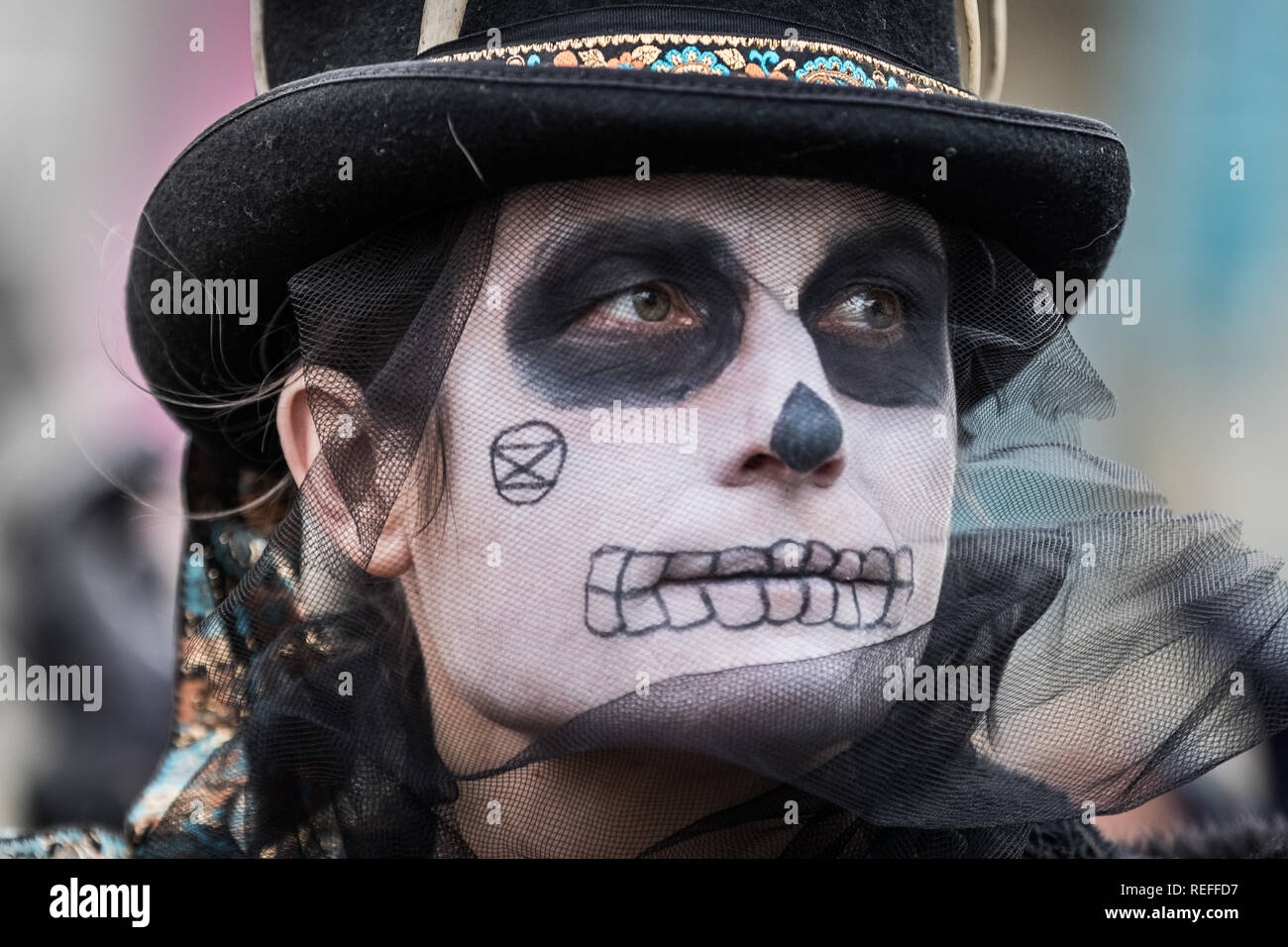 Glastonbury, Großbritannien. 12. Jan 2019. Aussterben Rebellion Trauermarsch durch das Stadtzentrum. Credit: Guy Corbishley/Alamy leben Nachrichten Stockfoto