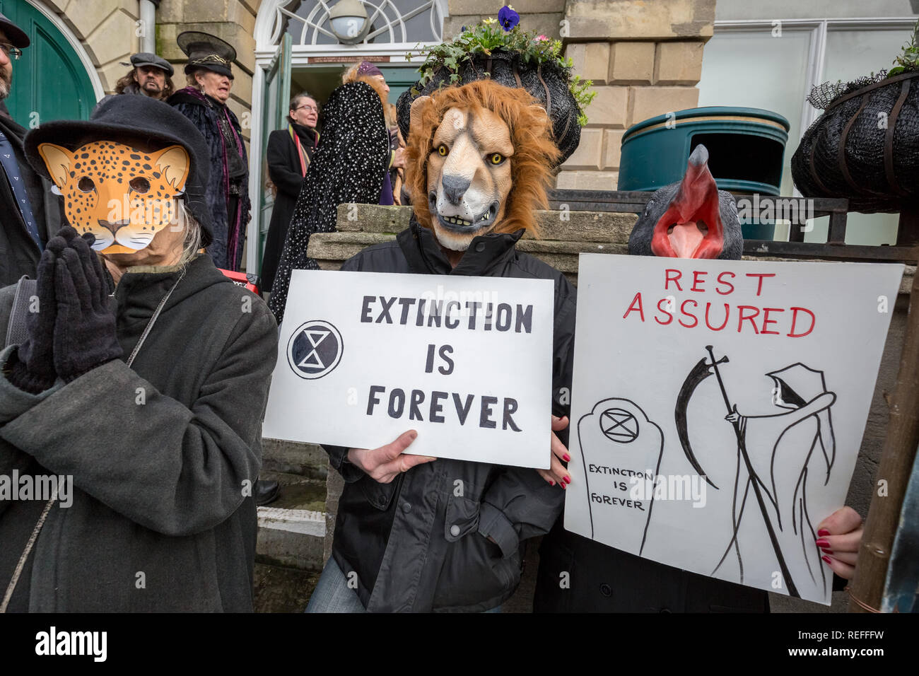 Glastonbury, Großbritannien. 12. Jan 2019. Aussterben Rebellion Trauermarsch durch das Stadtzentrum. Credit: Guy Corbishley/Alamy leben Nachrichten Stockfoto