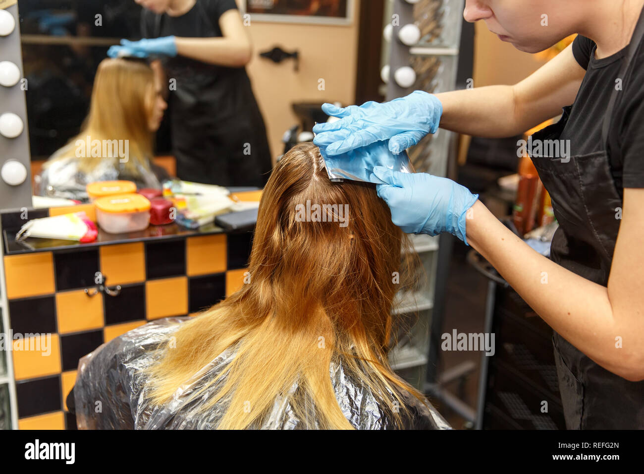 Professionelle Friseur färben Haare ihrer Kunden im Salon. Selektive konzentrieren. Stockfoto