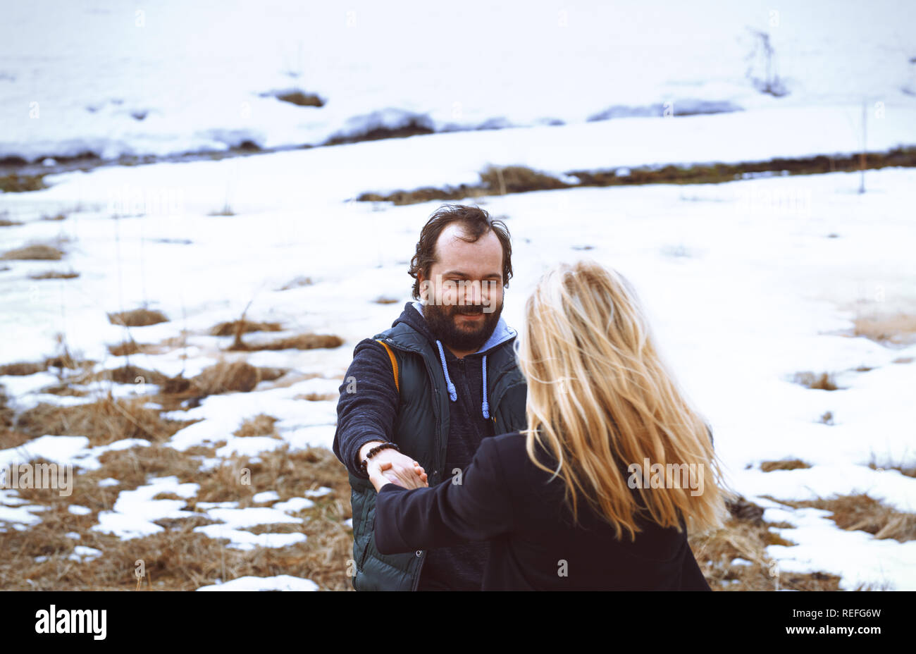 Paar Spaß im Winter Landschaft Stockfoto