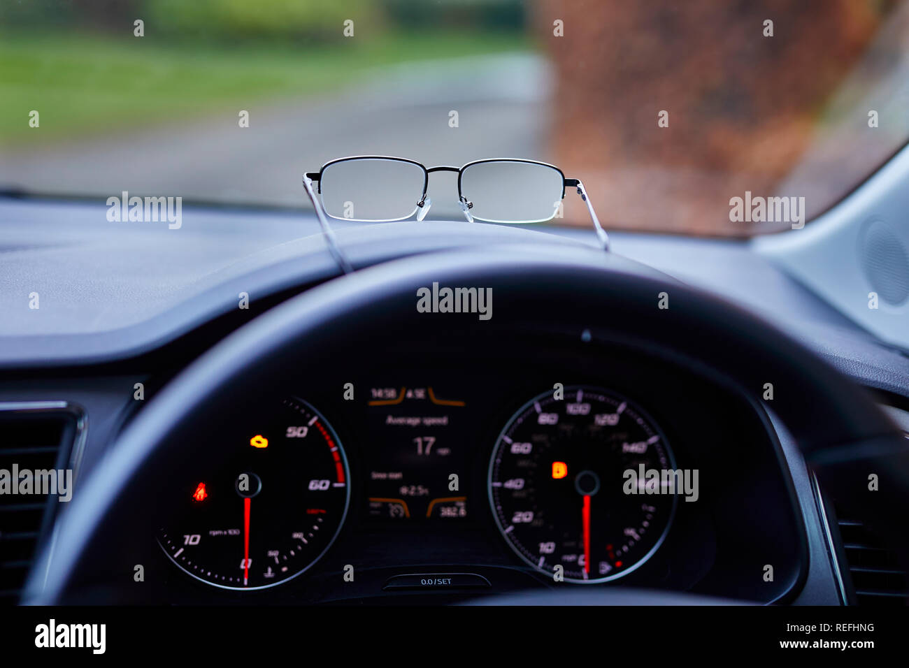 Brille, die auf dem Armaturenbrett des Autos Stockfoto