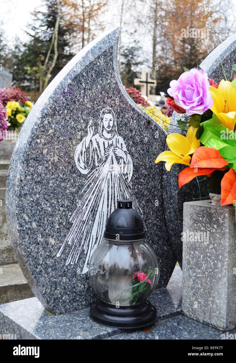 Alte Kreuz am Friedhof und ein Grab Stockfoto