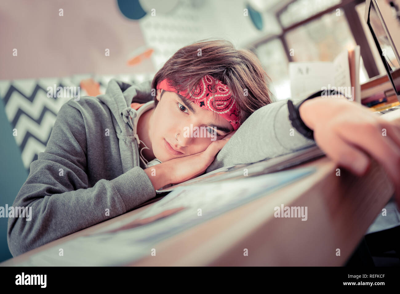 Müde Schüler fast Schlafen auf dem Schreibtisch Stockfoto