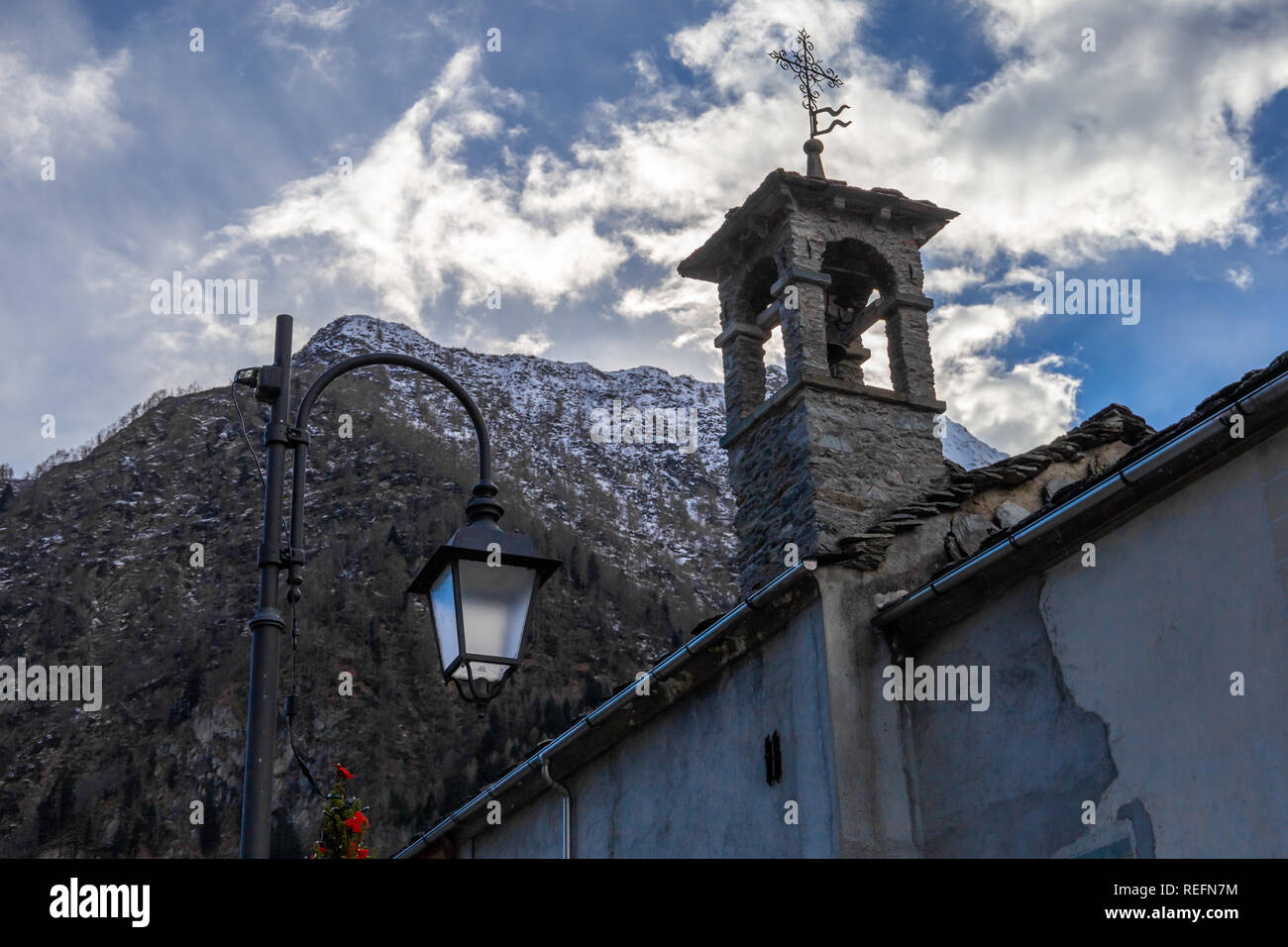 Bergpanorama mit Gipfeln, Schnee, Dörfern, Flüssen und Trails in der Nähe von Asti, Italien Stockfoto