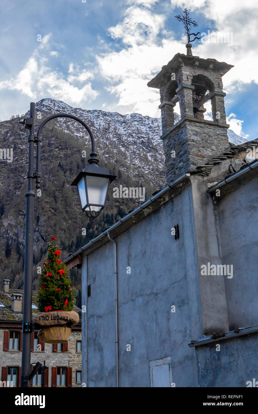 Bergpanorama mit Gipfeln, Schnee, Dörfern, Flüssen und Trails in der Nähe von Asti, Italien Stockfoto