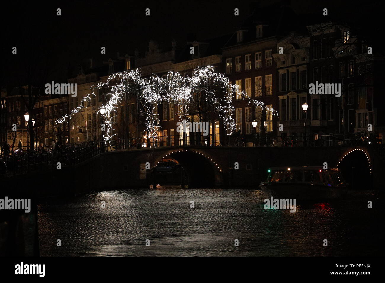 Amsterdam, Niederlande. 15. Januar, 2019. Amsterdam Licht Festival: 'Spider auf der Brücke" von der Groupe runden. Stockfoto