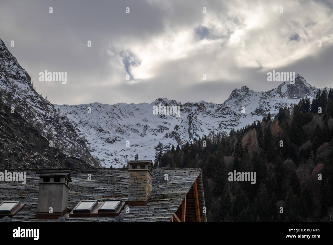 Bergpanorama mit Gipfeln, Schnee, Dörfern, Flüssen und Trails in der Nähe von Asti, Italien Stockfoto