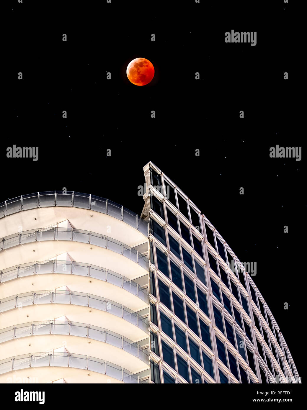 Super Blut Wolf Moon Eclipse über Museum Turm in der Innenstadt von Dallas, Texas Stockfoto