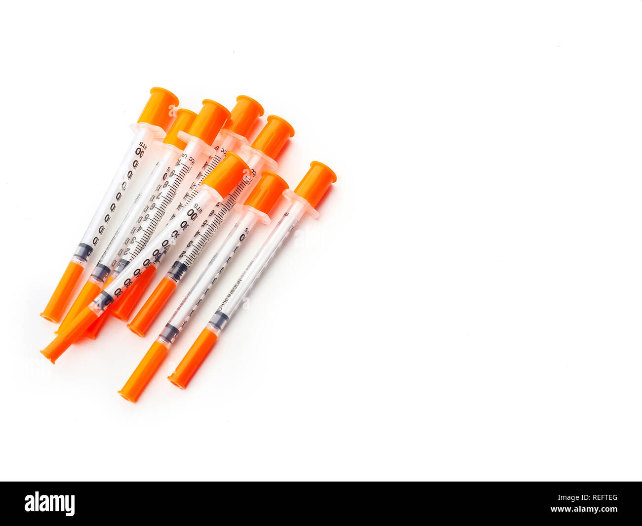 Mehrere insulin Spritzen zur Injektion weiß isoliert Hintergrund Stockfoto