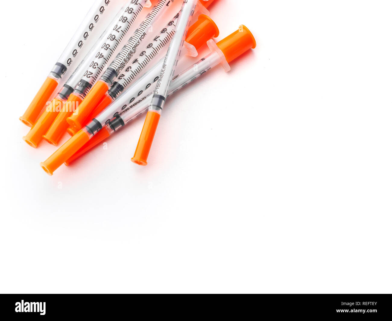 Mehrere insulin Spritzen zur Injektion weiß isoliert Hintergrund Stockfoto
