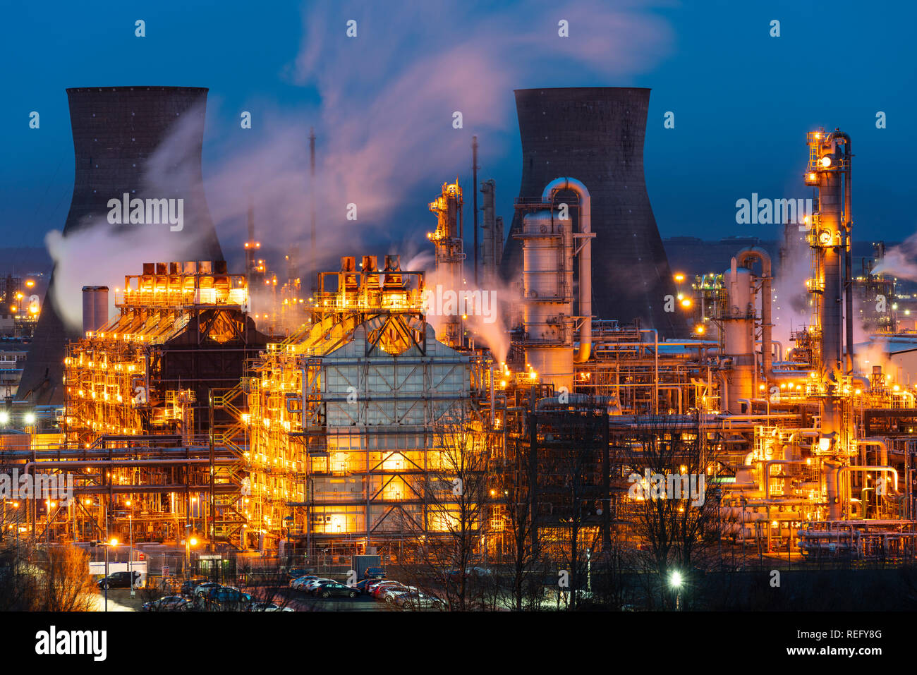 Nachtansicht auf Petroineos Grangemouth petrochemische Anlage und Raffinerie in Schottland, Großbritannien Stockfoto