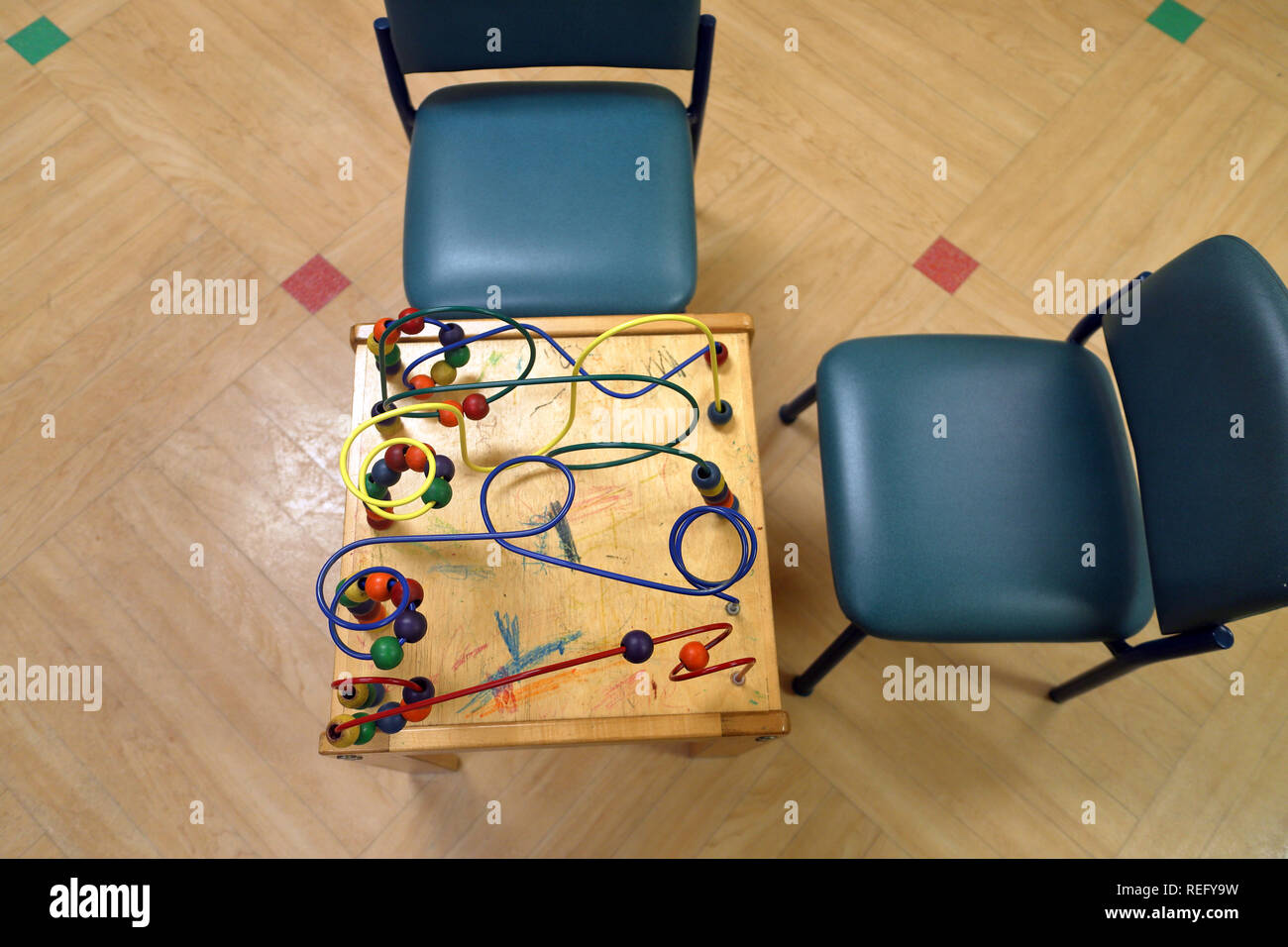 Kinder- Klinik Wartezimmer einer Arztpraxis mit Spielzeug und Stühlen,  gerade nach unten schauen Stockfotografie - Alamy