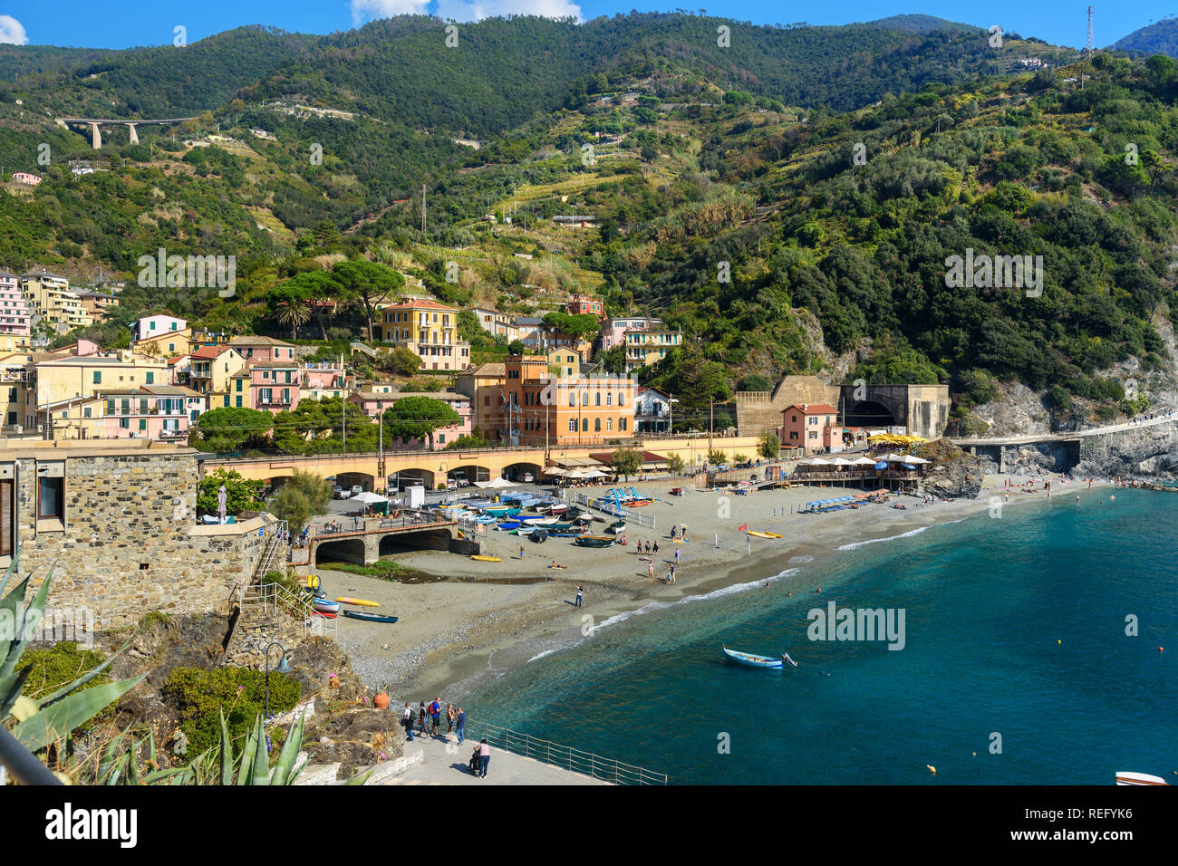 Monterosso al Mare, Italien - Oktober 13, 2018: Blick auf den Strand in Monterosso al Mare in der Küste von Ligurien. Cinque Terre Stockfoto