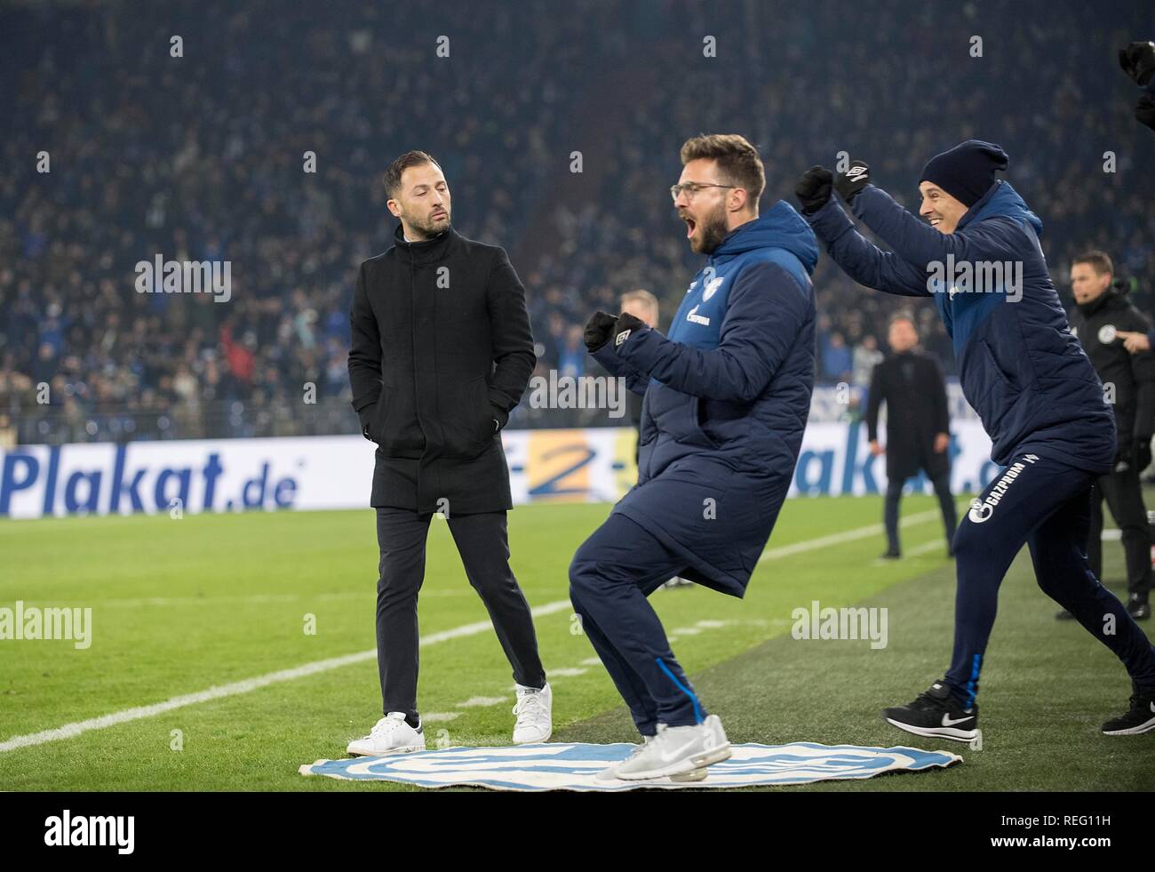 Gelsenkirchen, Deutschland. Jan, 2019 20. Warten auf den Trainer und Physiotherapeut Tim ROUSSES (vorne) zu jubeln nach dem Ziel auf 2:1, Trainer Domenico TEDESCO (GE) ziemlich enttäuscht. Fussball 1. Fussballbundesliga, 18. Spieltag, FC Schalke 04 (GE) - VfL Wolfsburg (WOB), geplant 20.01.2019 in Gelsenkirchen. ##DFL-Bestimmungen verbieten die Verwendung von Fotografien als Bildsequenzen und/oder quasi-Video## | Verwendung der weltweiten Kredit: dpa/Alamy leben Nachrichten Stockfoto