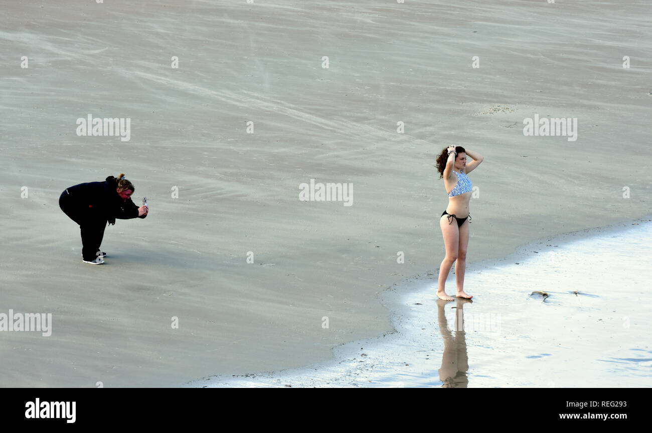 Januar 20, 2019 - Daytona Beach, Florida, United States - ein Mädchen mit einem Badeanzug posiert für Foto auf einem fast leeren Strand wie eine Kaltfront bringt Temperaturen nahe dem Gefrierpunkt in der Nacht zum 20. Januar 2019 in Daytona Beach, Florida. (Paul Hennessy/Alamy) Stockfoto