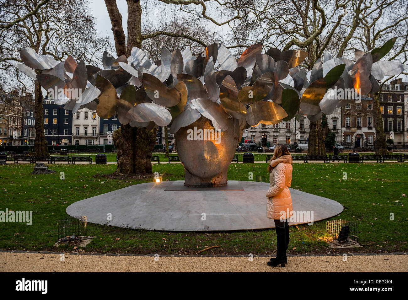 London, Großbritannien. 21. Januar 2019. Schmetterlinge des spanischen Künstlers Manolo Valdés von Opera Galerie ins Leben gerufen. Die Skulptur, die in Berkeley Square in London heute installiert, und ist eine der acht Skulpturen in der Stadt London Skulptur in der City Initiative, die darauf abzielt, die Stadt in eine städtische Galerie Raum enthalten. Mit einem Gewicht von über fünf Tonnen, die riesige Skulptur wird wohnen auf seiner Mayfair Ort für sechs Monate. Credit: Guy Bell/Alamy leben Nachrichten Stockfoto